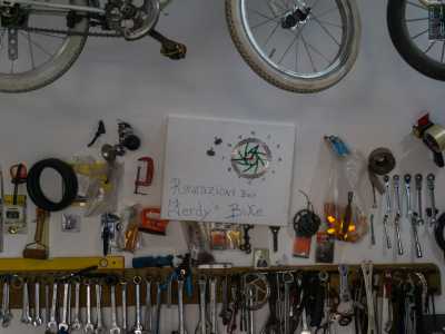 ...: chiavi inglesi, fili elettrici, bulloni, cacciavite e persino un orologio a forma di ruota realizzato da Ferdinando stesso. E poi pezzi di ricambio e bici tradizionali ed elettriche che attendono di essere riparate